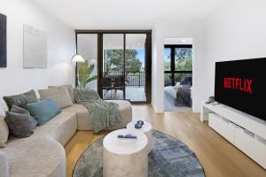 2BR Luxury RiverFront Apartment- Balcony- Pool- Gym- Free Parking