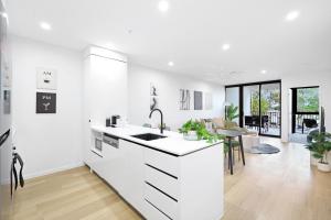 2BR Luxury RiverFront Apartment- Balcony- Pool- Gym- Free Parking