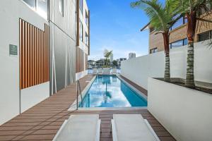 2BR Luxury RiverFront Apartment- Balcony- Pool- Gym- Free Parking