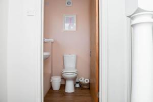 Cameo Cottage – 3-Bedroom Coastal Retreat with Private Hot Tub
