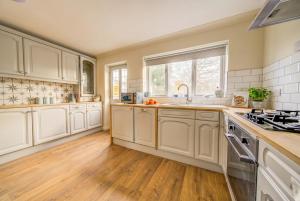 Cameo Cottage – 3-Bedroom Coastal Retreat with Private Hot Tub