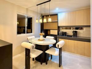 Infanta Suites Modern 2-Bedroom Unit in Infanta with Wide Parking