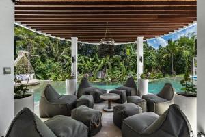 15BR Blue Parrot Arara Layang by BaliSuperHost
