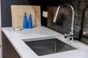 Modern Bright 1BR Walk to CBD and AC Short and Mid Stay
