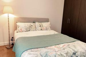Modern Bright 1BR Walk to CBD and AC Short and Mid Stay