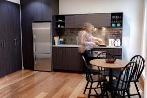 Modern Bright 1BR Walk to CBD and AC Short and Mid Stay
