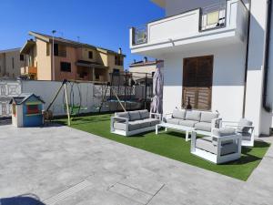 Bright Garden Apartment with Pool near Poeto
