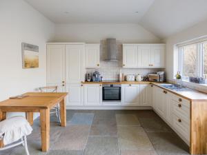 Almond Cottage - Riverside Hideaway - Ukc9289