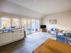 Almond Cottage - Riverside Hideaway - Ukc9289