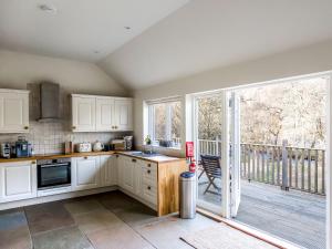Almond Cottage - Riverside Hideaway - Ukc9289