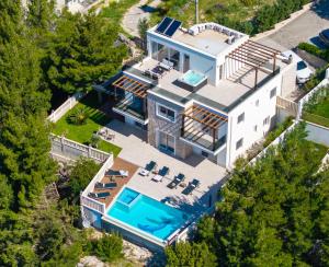 Villa MIRNA with heated pool & whirlpool, traditional wine bar, 150m from sea