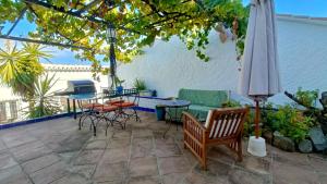 Charming Casa with Large Terrace and Sea View, 30 minutes from Malaga