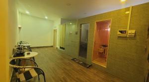 The Manor - Quiet, Comfortable & Central Studio with Pool Access