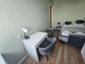 Cozy Apartment with a Balcony Near the Center and PGE Stadium by Noclegi Renters