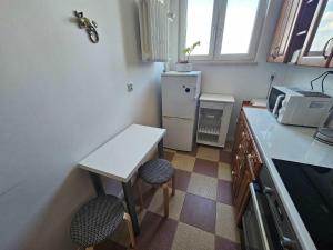 Cozy Apartment with a Balcony Near the Center and PGE Stadium by Noclegi Renters