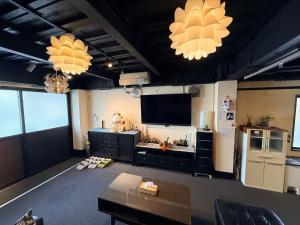 LUCK Accommodates up to 19 people Quiet area in central Osaka Shinsaibashi Kuromon Market Namba are next to each other and transportation in the city and airport is super convenient