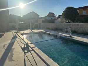 Prestige Villa COMPADRE Luxury Retreat in Mandre, Heated Pool, 4 Bedrooms, Seaside Comfort, NEW!