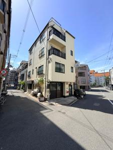 LUCK Accommodates up to 19 people Quiet area in central Osaka Shinsaibashi Kuromon Market Namba are next to each other and transportation in the city and airport is super convenient