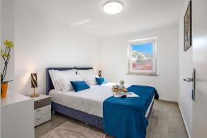 Apartment Ayni With Private Pool - Happy Rentals