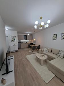 Mocha Suite Modern Beige Apartment with Parking & EV CHRG