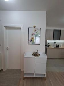 Mocha Suite Modern Beige Apartment with Parking & EV CHRG