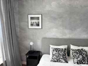 Scandi Apartment with parking near Airport by OhMyHome