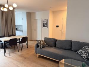 Scandi Apartment with parking near Airport by OhMyHome