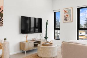 2 Bed, 2 Bath Ocean View Apt! Parking, 250m to Beach