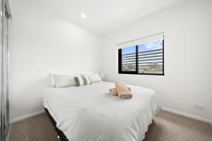 2 Bed, 2 Bath Ocean View Apt! Parking, 250m to Beach
