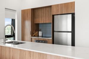 2 Bed, 2 Bath Ocean View Apt! Parking, 250m to Beach