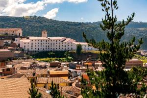 Inti Qhawa with views of the Andes in Historic Center