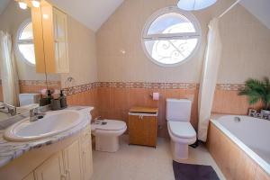 Sunshine House with Private Pool - Walk to the Beach