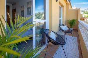 Sunshine House with Private Pool - Walk to the Beach