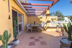 Sunshine House with Private Pool - Walk to the Beach