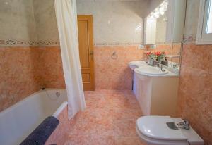 Sunshine House with Private Pool - Walk to the Beach