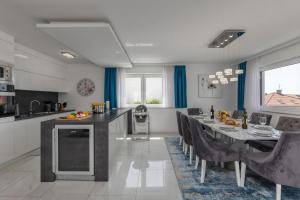 Luxury Pool Apartment With Sea View - Happy Rentals