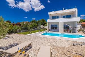 Villa MATE s bazenom i prekrasnim pogledom na more