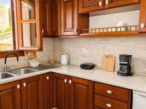 Hidden Oasis Amazing Seaview- Ioli 1BD 1BA 4PL