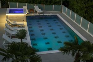 Lux apartment Sara with heated pool and jacuzzi
