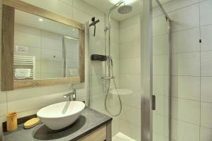 ARC 1600, LE RIDGE, Appartement 12 personnes Vue Montagne - ski aux pieds - Sauna, Hammam, Piscine chauffée, Salle de salle de sport-fitness