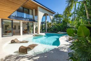 Luxury 6BR Tropical Villa with Beach Club Pool