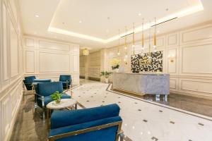Sleek Studio Royal