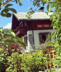 Chalet Franzi - Ruhiges Chalet mit Bergblick, Garten und gratis Eintritt ins Solarbad
