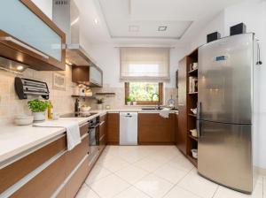 Golden Villas Garden Retreat - Private Garden & BBQ