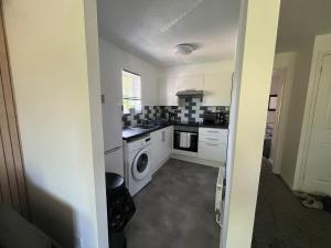 2 bedroom apartment Crawley parking wi-fi Gatwick