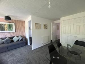 2 bedroom apartment Crawley parking wi-fi Gatwick