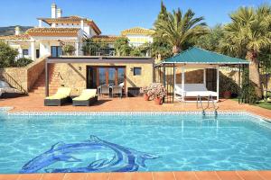 Family-friendly villa with pool & padel court near El Torcal de Antequera