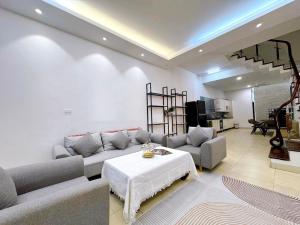 Lovely and Bright 4BR House near West Lake