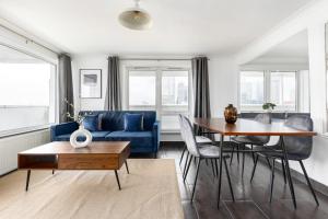 21st Floor Canary Wharf Gem with Private Balcony
