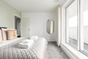 21st Floor Canary Wharf Gem with Private Balcony